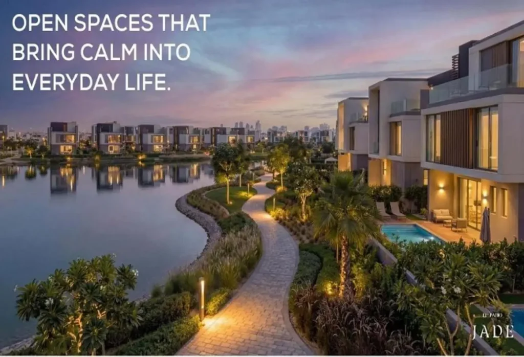 صف من الفيلات الفاخرة المطلة على البحيرات المائية داخل كمبوند لافيستا الباتيو جادي العاصمة